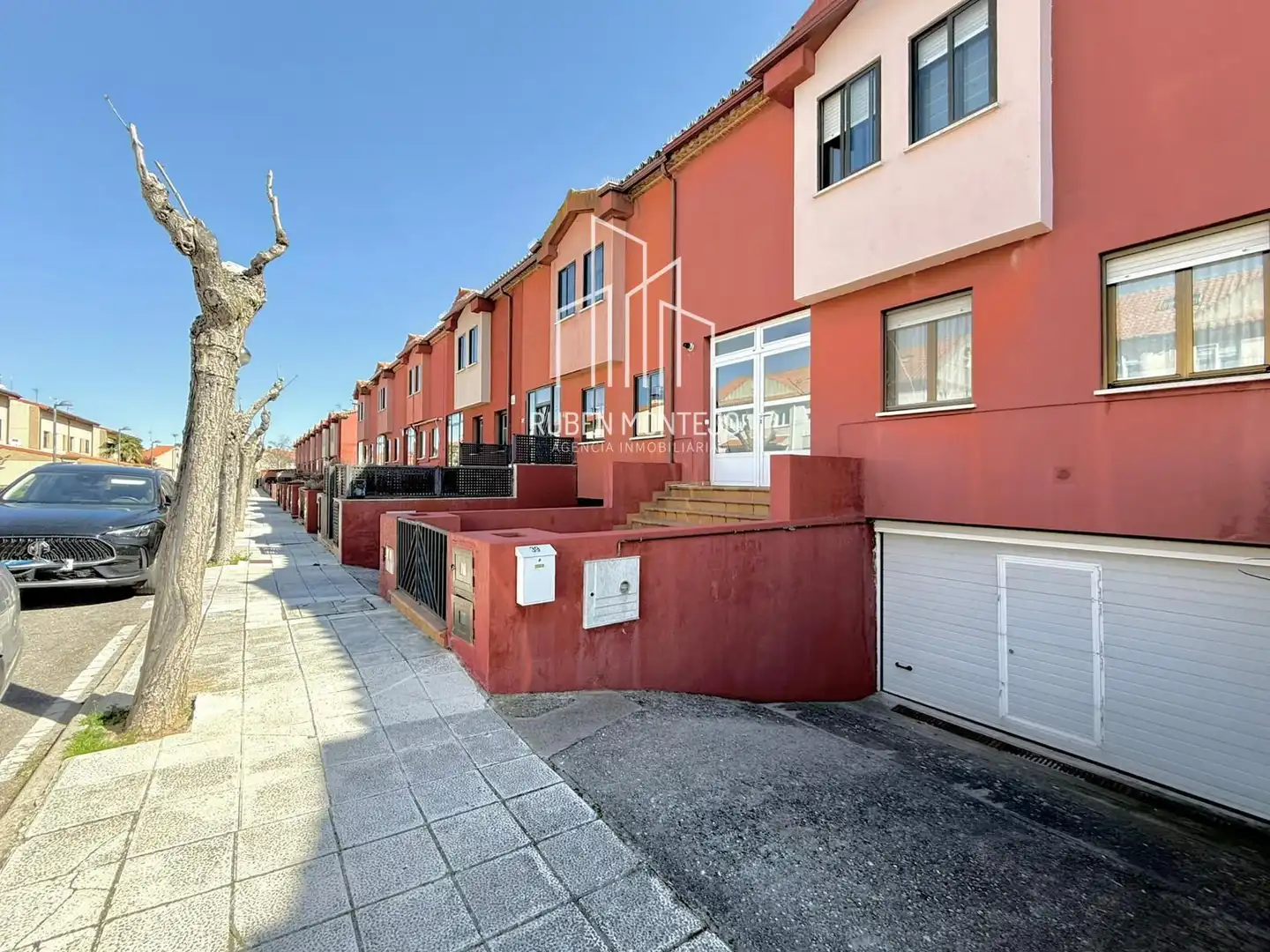 Vista exterior de Casa adosada en venta en Monterrubio de Armuña con Calefacción, Jardín privado y Terraza