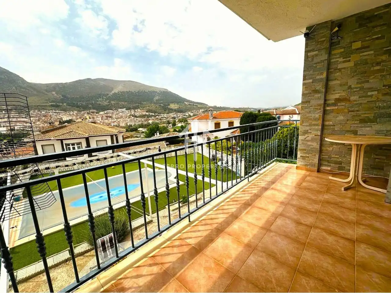 Vista exterior de Casa o xalet en venda en Loja amb Aire condicionat, Jardí privat i Terrassa