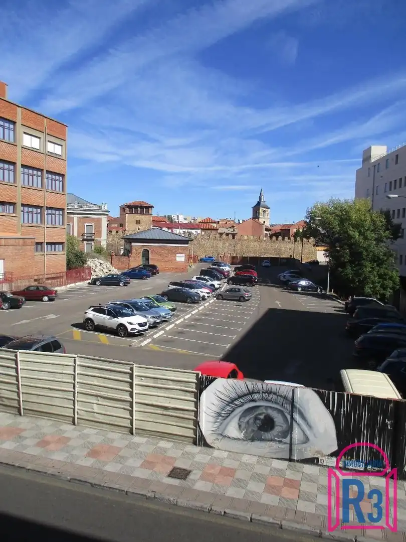 Aparcament de Apartament en venda en León Capital  amb Calefacció, Terrassa i Traster