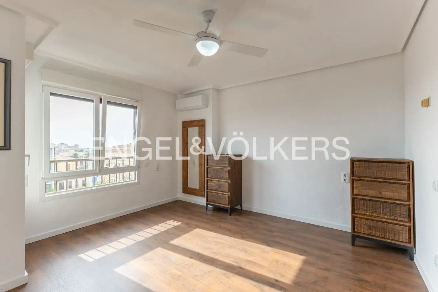 Schlafzimmer von Wohnung zur Miete in Valencia mit Klimaanlage, Heizung und Parkett