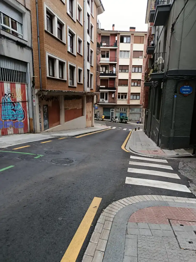 Vista exterior de Local en venda en Bilbao  amb Calefacció i Moblat