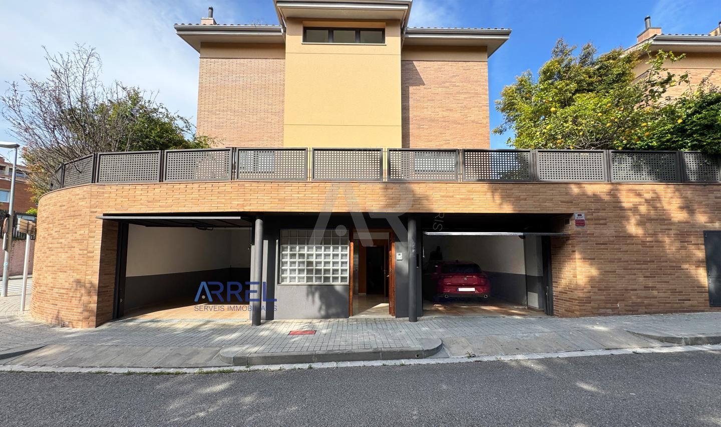 Vista exterior de Casa o xalet en venda en Alella amb Aire condicionat, Jardí privat i Terrassa