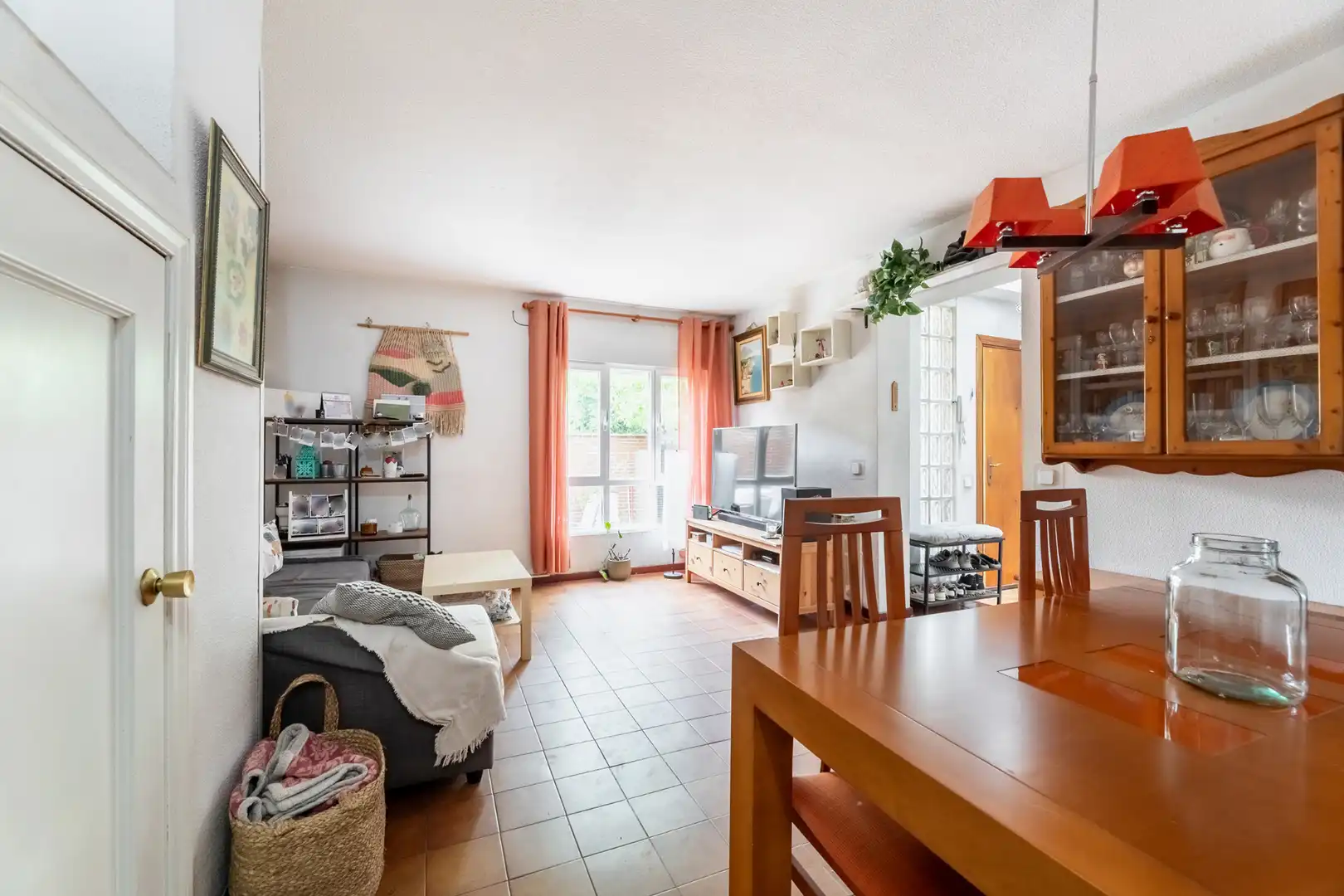 Sala de estar de Casa adosada en venta en Pozuelo de Alarcón con Aire acondicionado, Calefacción y Jardín privado