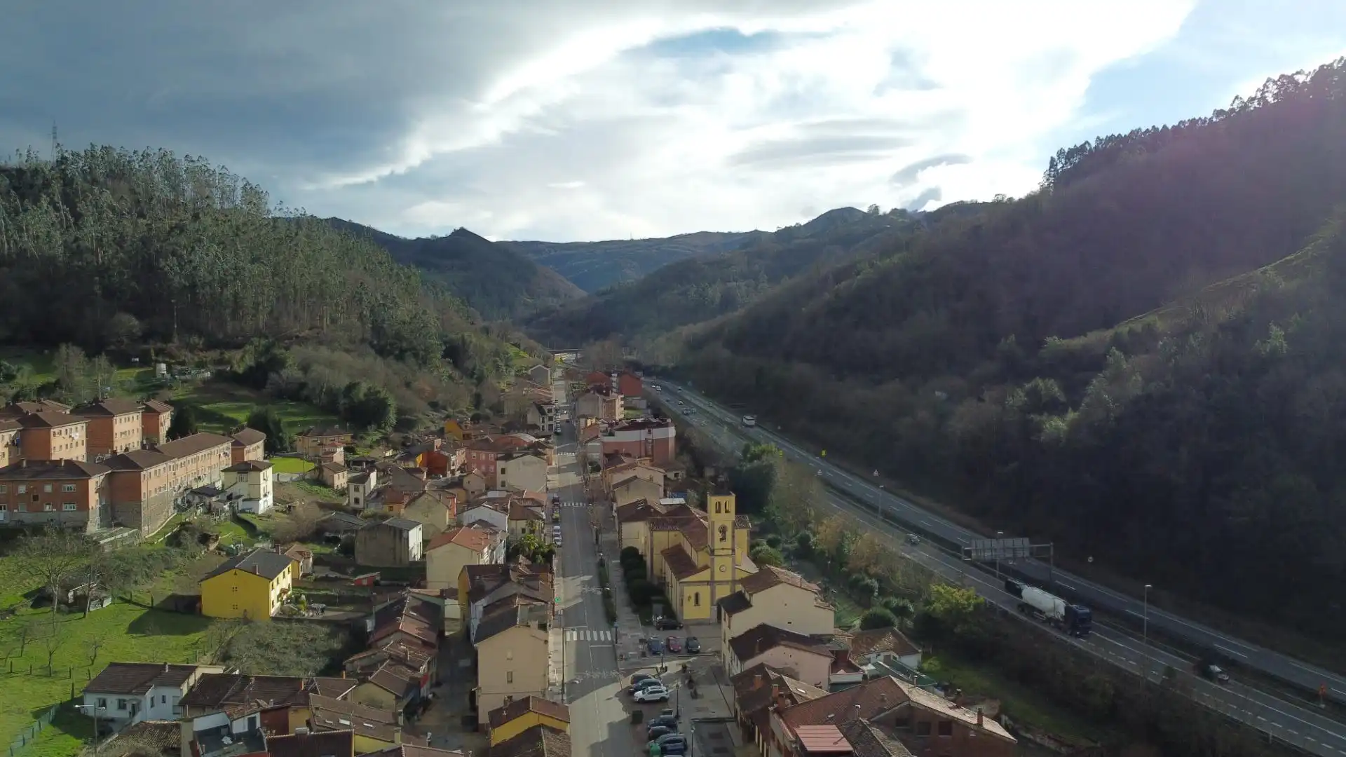 Vista exterior de Casa o xalet en venda en Oviedo  amb Calefacció
