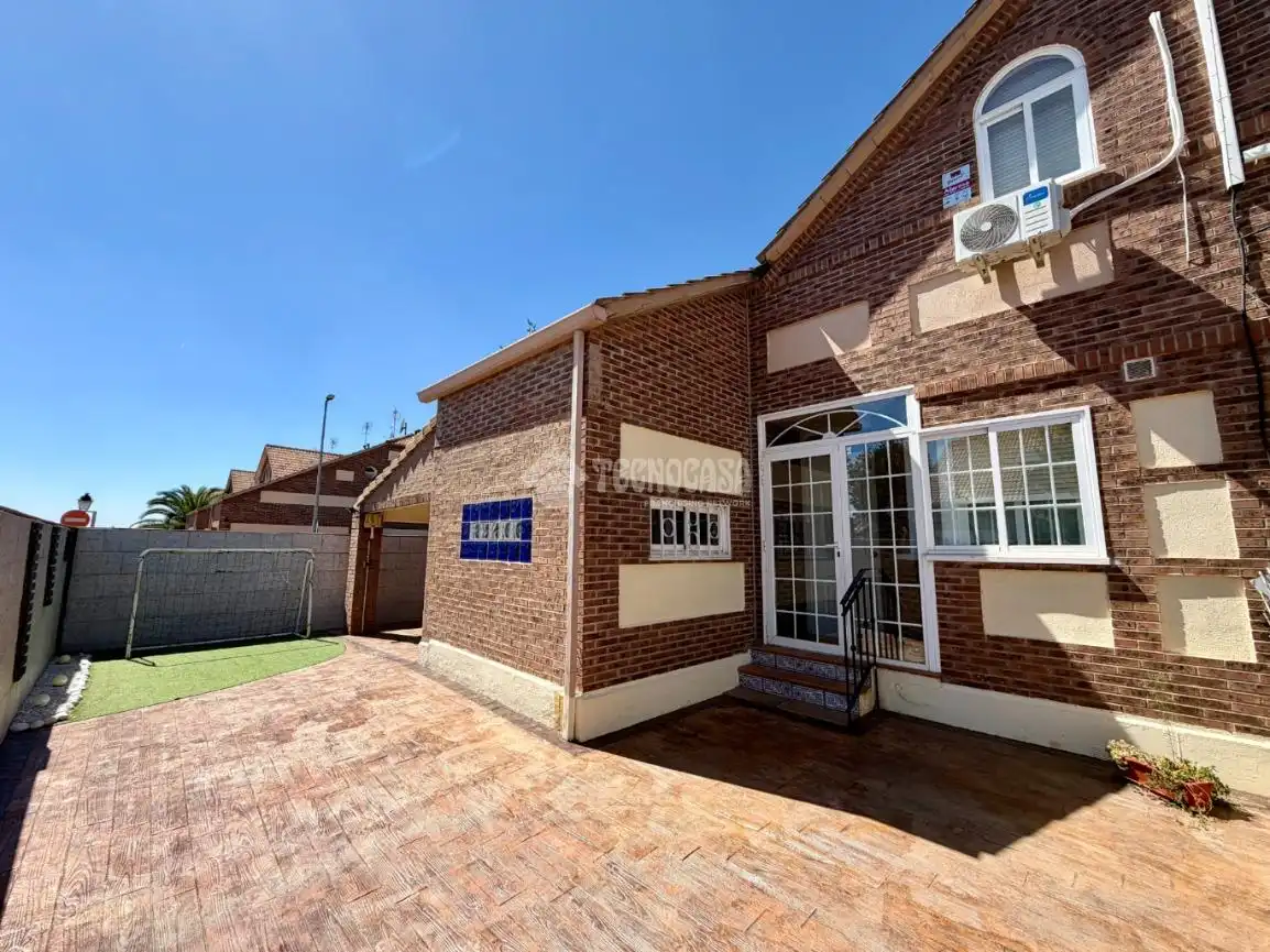 Casa pareada en venta en Villanueva de la Torre, imagen 2