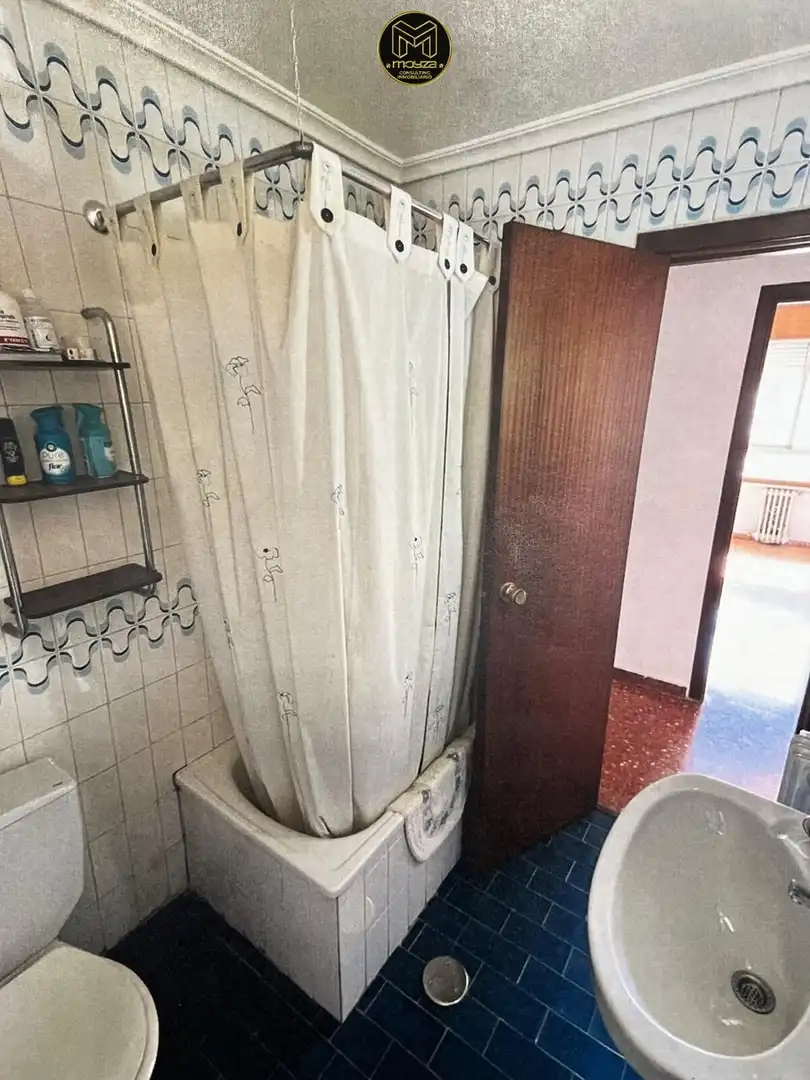Bany de Pis en venda en Linares amb Aire condicionat, Moblat i Balcó
