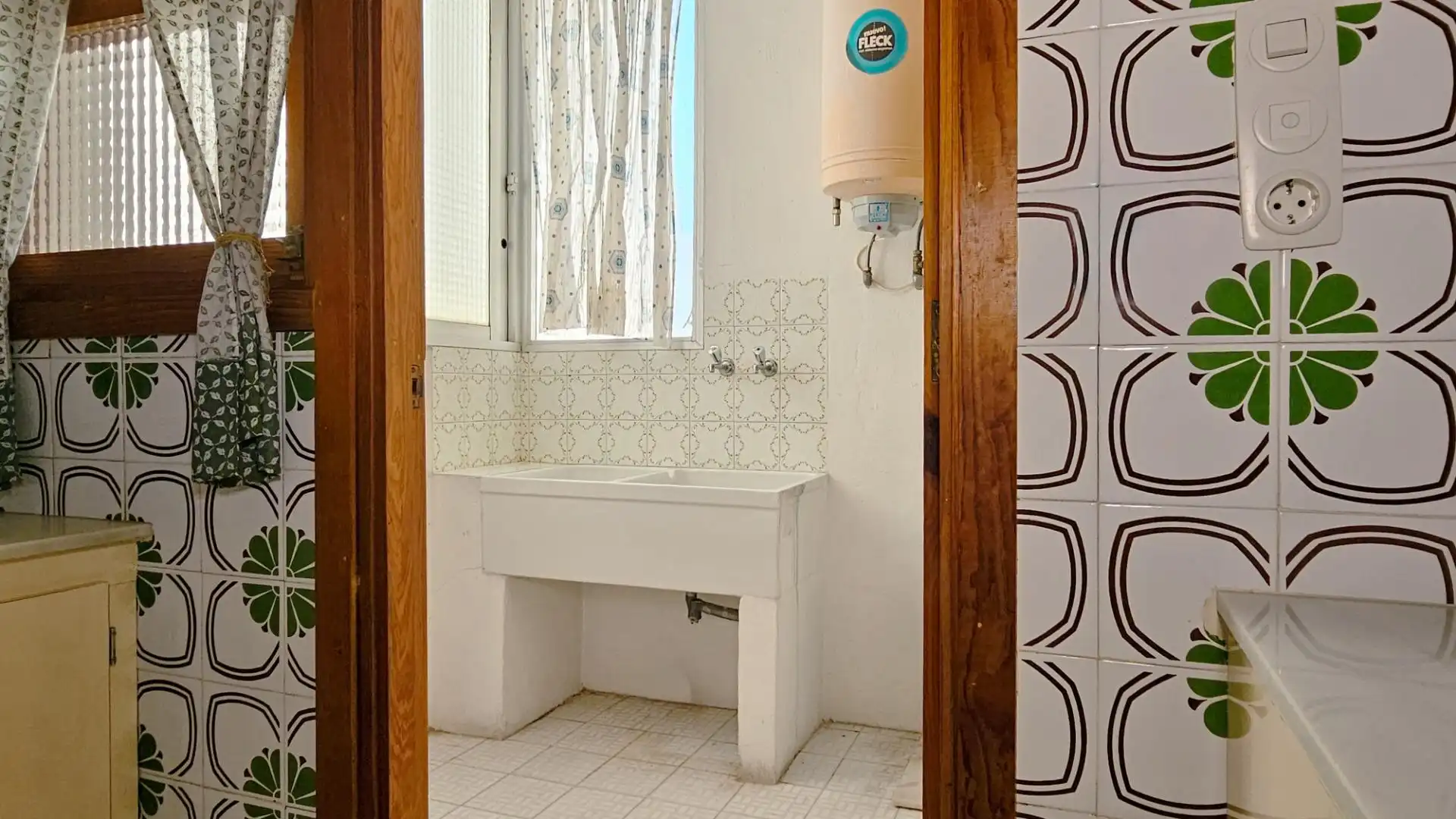 Bathroom of Flat for sale in Gandia  with Storage room and Balcony