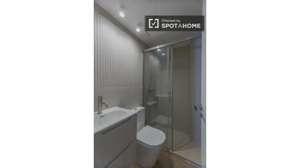 Bathroom of Flat for rent in Valencia  with Air Conditioner, Heating and Furnished