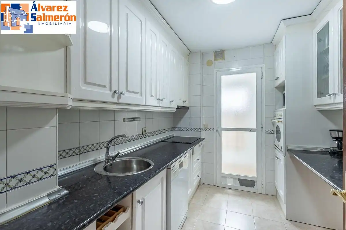 Cocina de Piso en venta en Granada con Balcón