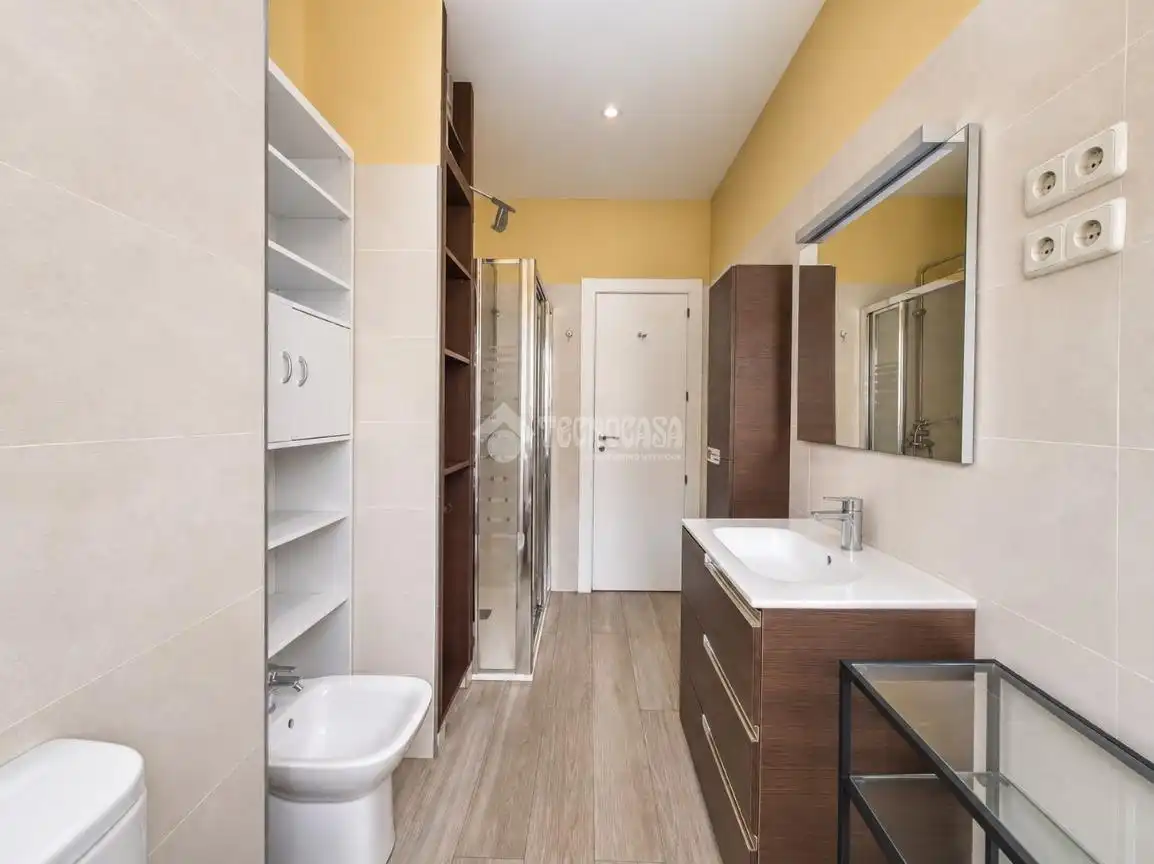 Bathroom of Flat for sale in Madrid  with Air Conditioner, Heating and Home automation