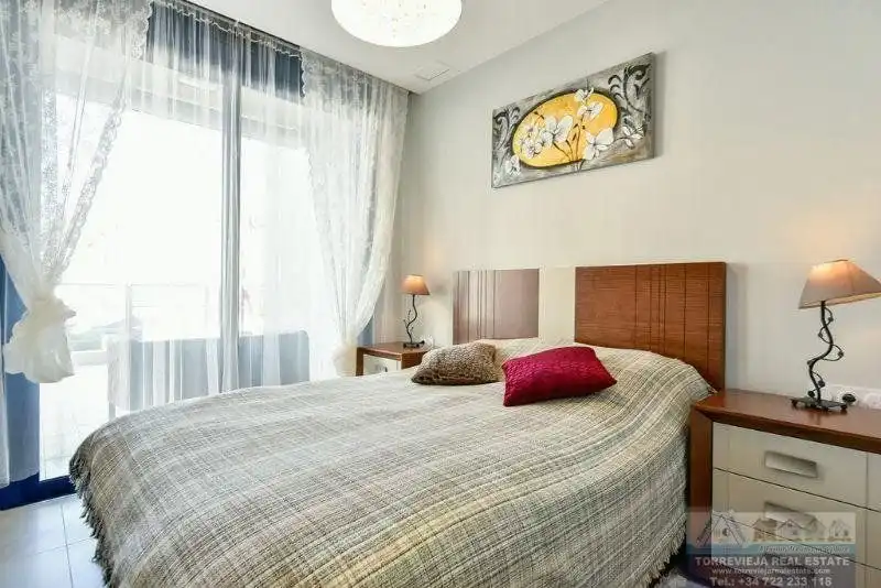 Habitación de Apartamento en venta en Torrevieja con Aire acondicionado, Terraza y Piscina