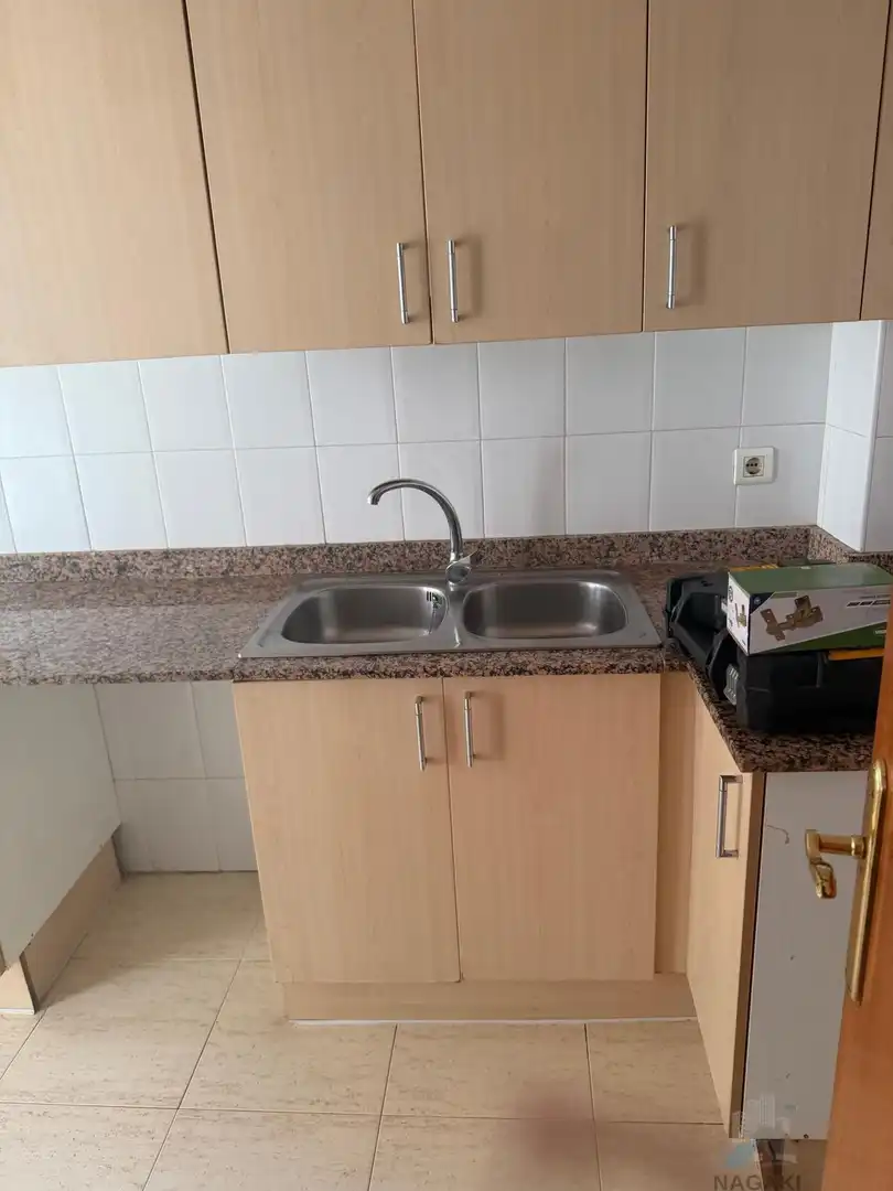 Küche von Wohnung zum Verkauf in Salt mit Klimaanlage und Heizung