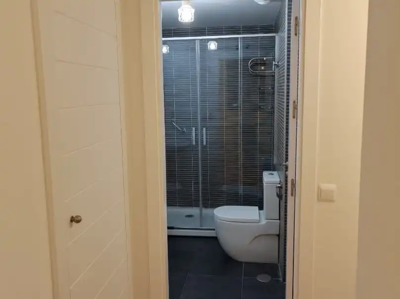 Bathroom of Flat for rent in Madrid  with Air Conditioner, Heating and Private garden