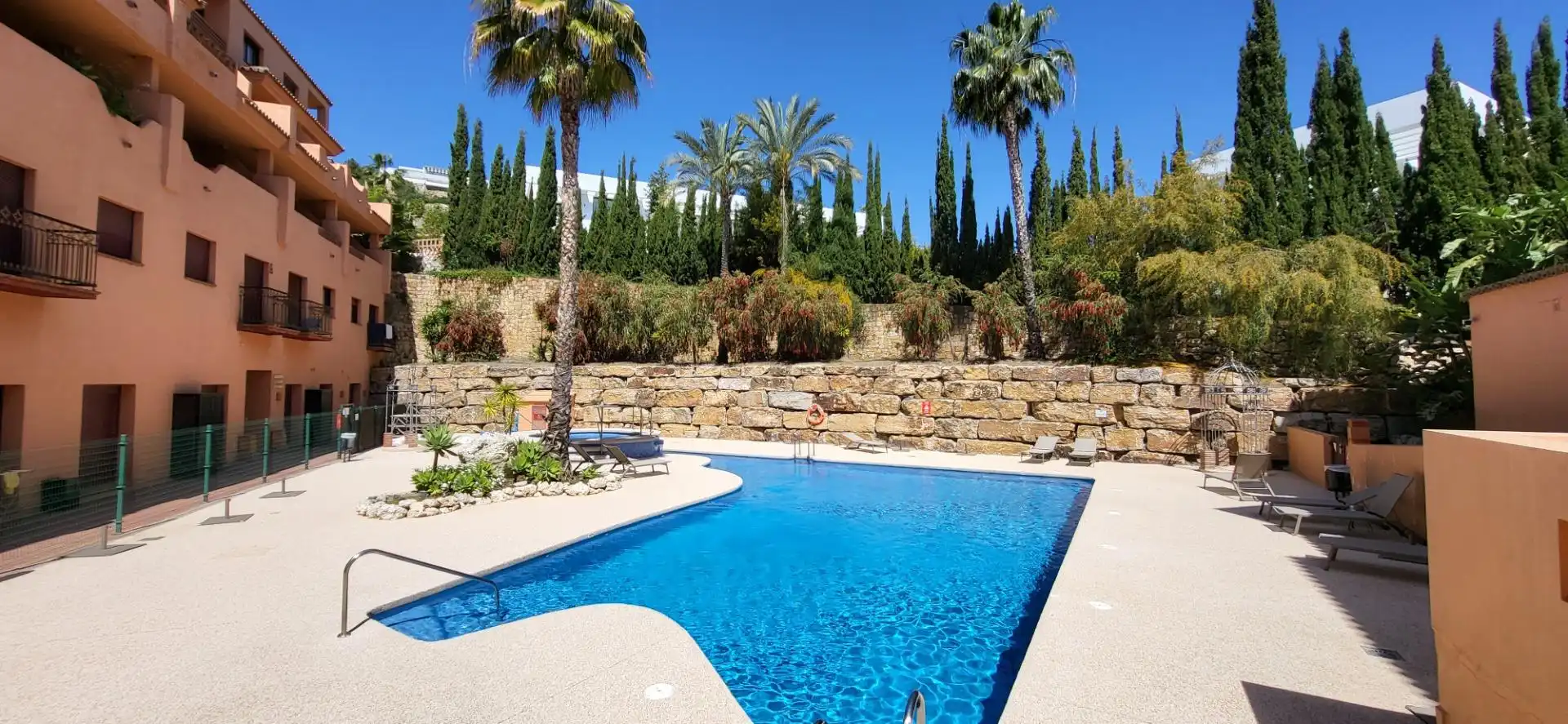 Piscina de Apartament en venda en Benahavís amb Aire condicionat, Calefacció i Jardí privat