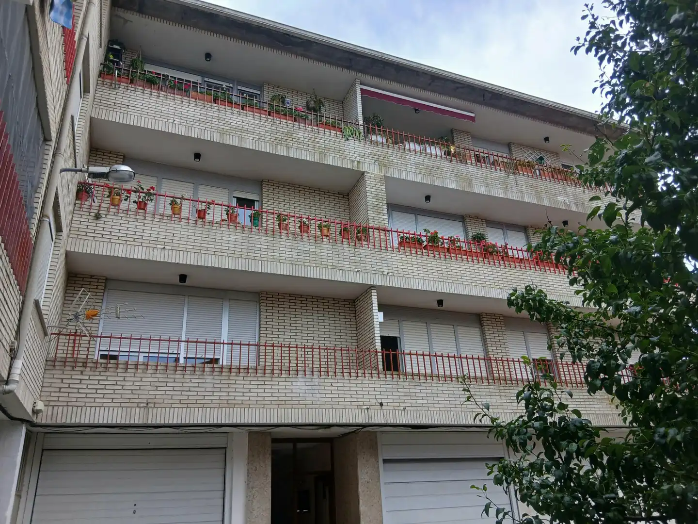 Vista exterior de Pis en venda en Santa María de Cayón amb Calefacció, Parquet i Terrassa