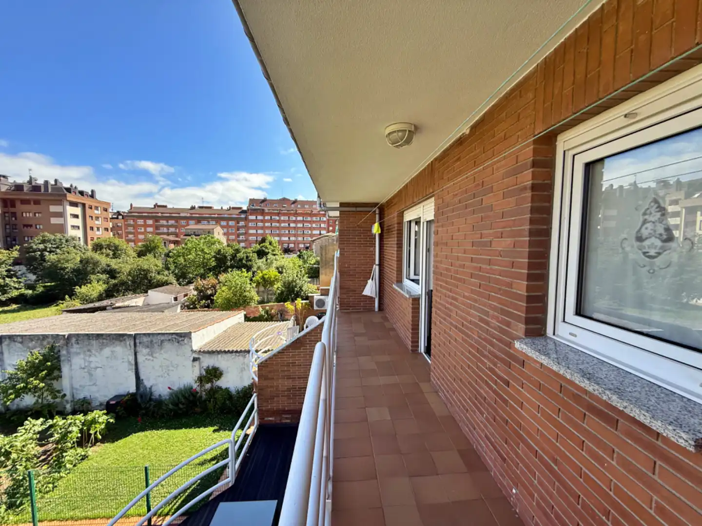 Vista exterior de Casa adosada en venta en Oviedo  con Calefacción, Jardín privado y Parquet