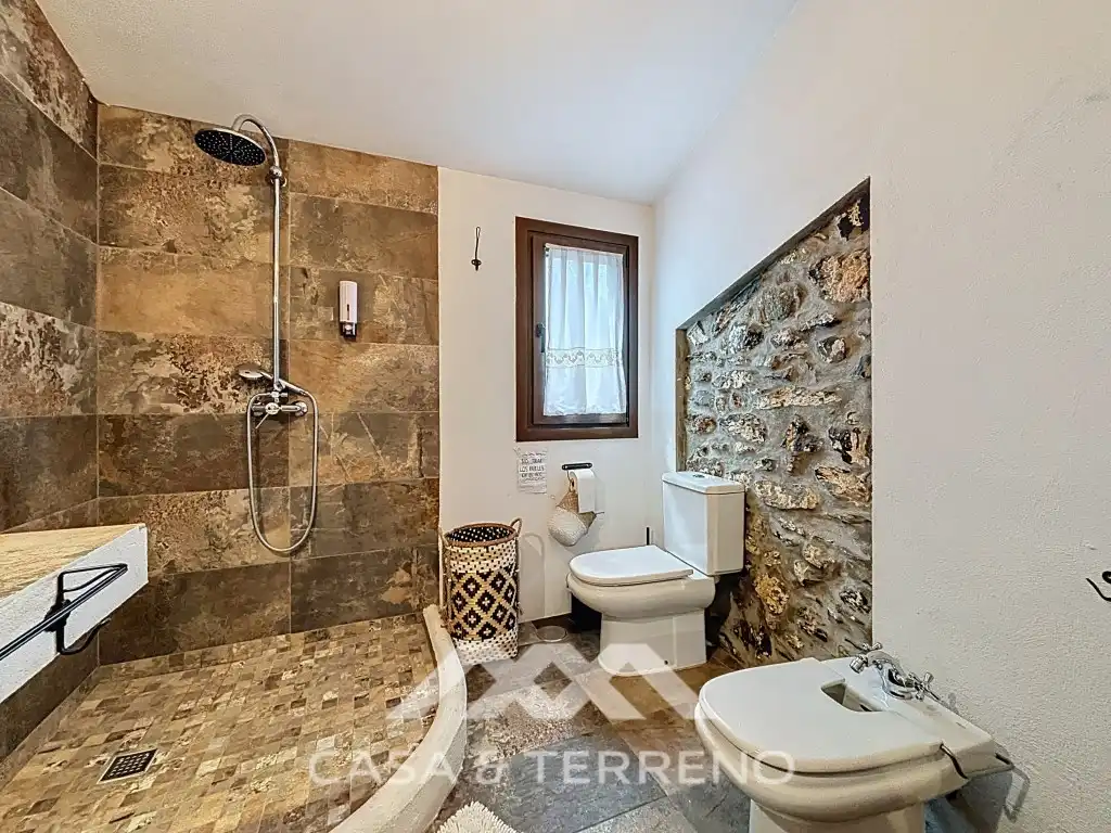 Bany de Casa o xalet en venda en Comares amb Aire condicionat, Jardí privat i Terrassa