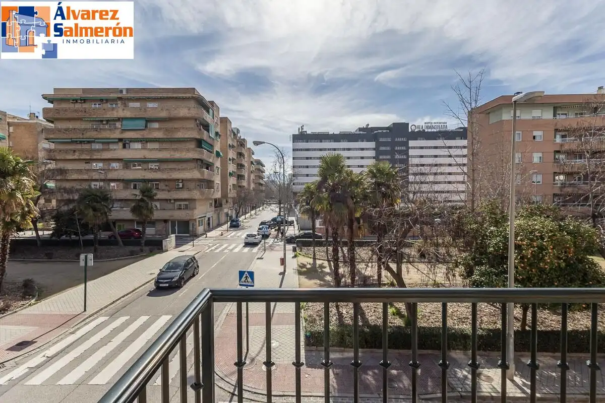 Außenansicht von Einfamilien-Reihenhaus zum Verkauf in Granada mit Privatgarten, Terrasse und Schwimmbad