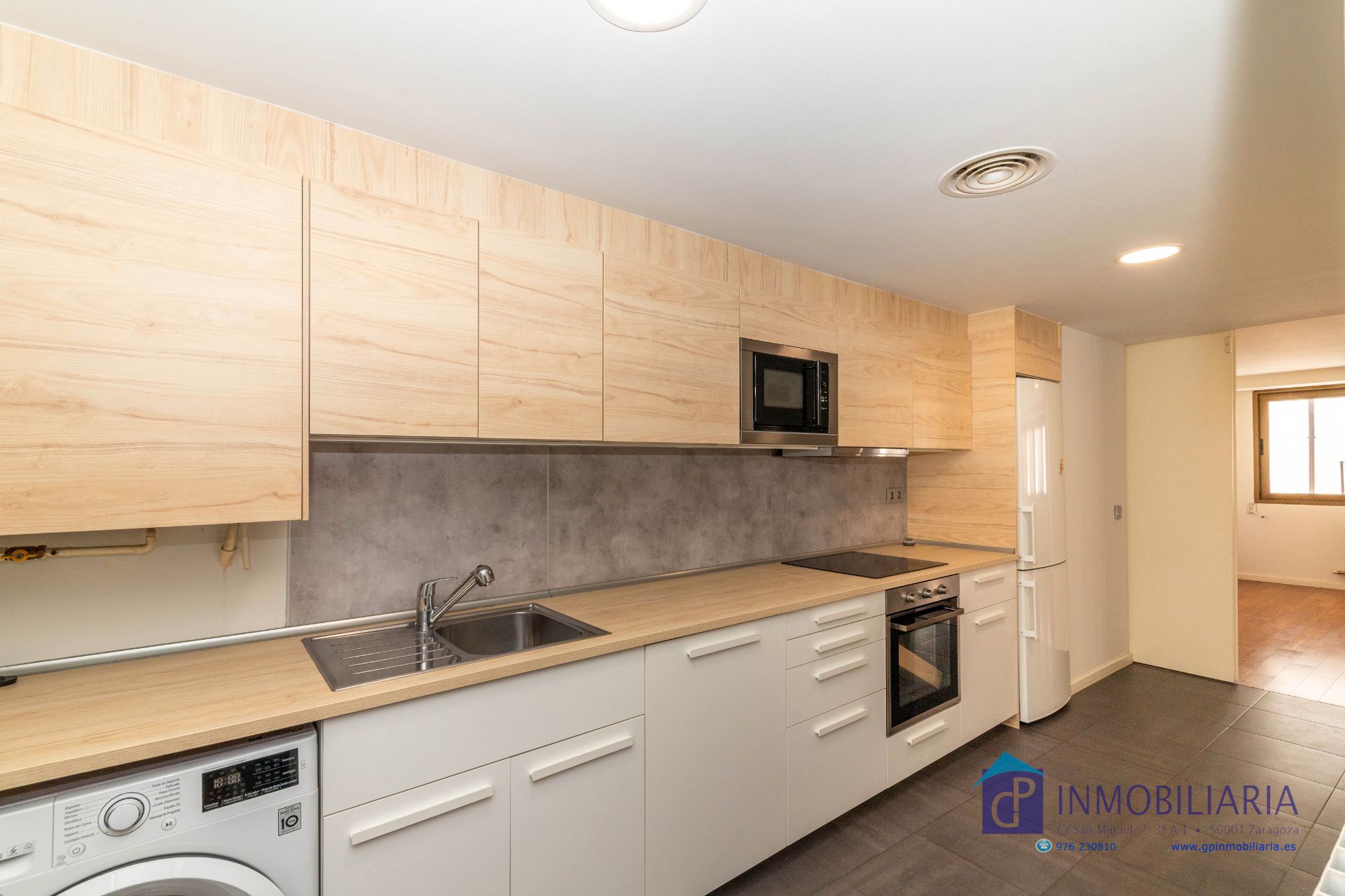 Kitchen of Flat for sale in  Zaragoza Capital  with Air Conditioner, Heating and Oven