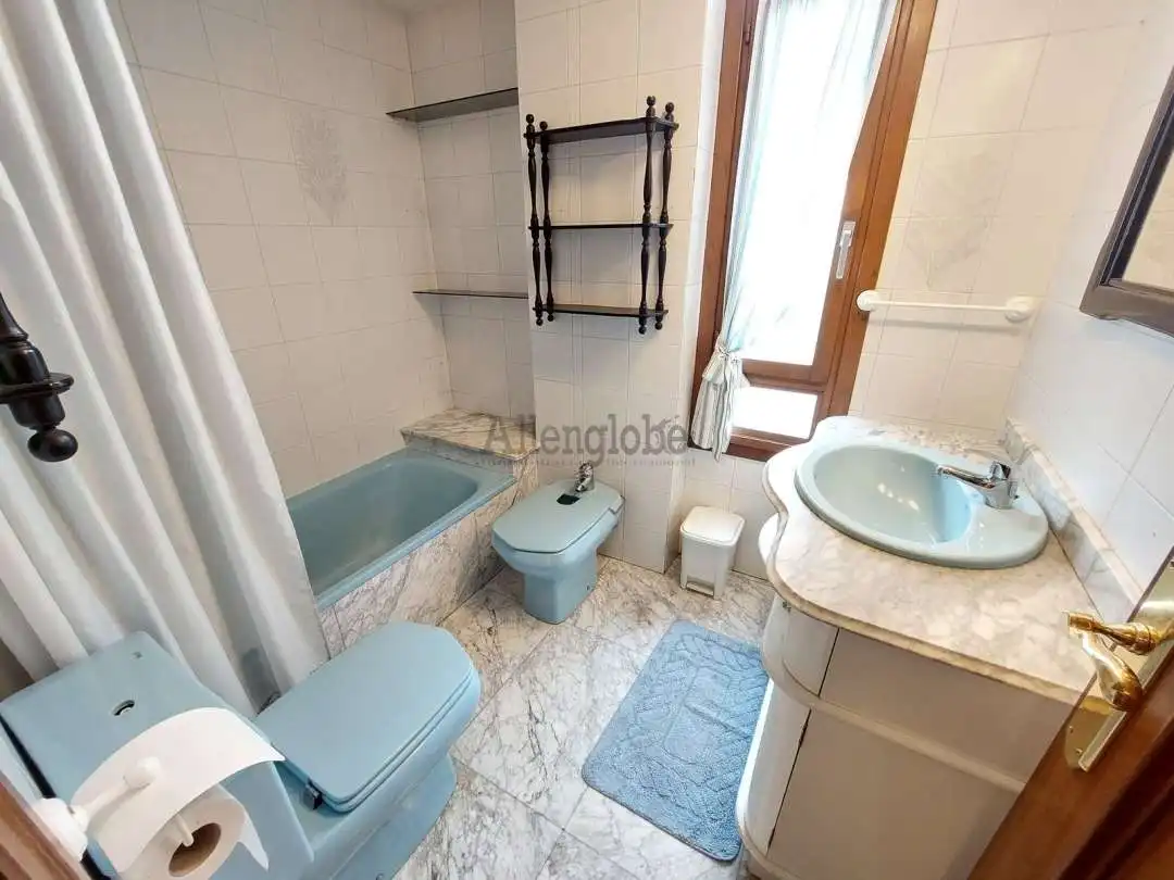 Bathroom of Flat for rent in Oviedo   with Heating