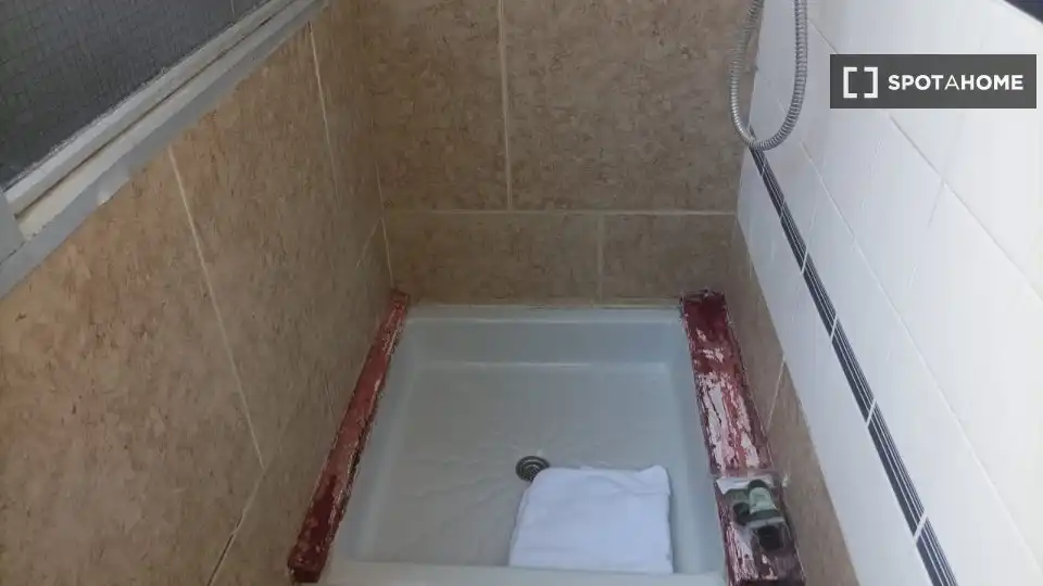 Bany de Pis de lloguer en Barcelona amb Aire condicionat, Calefacció i Moblat
