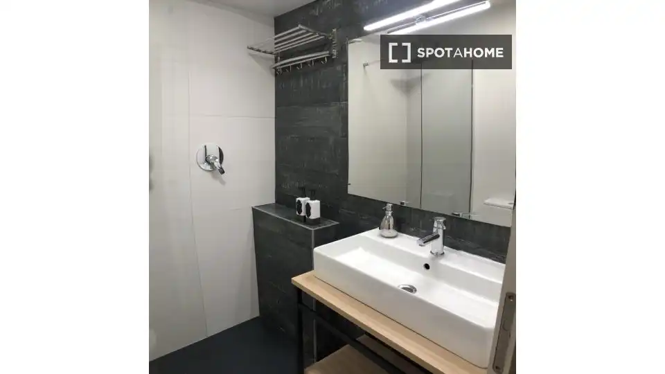 Badezimmer von Wohnung zur untervermieten in Alicante / Alacant mit Klimaanlage, Terrasse und Möbliert