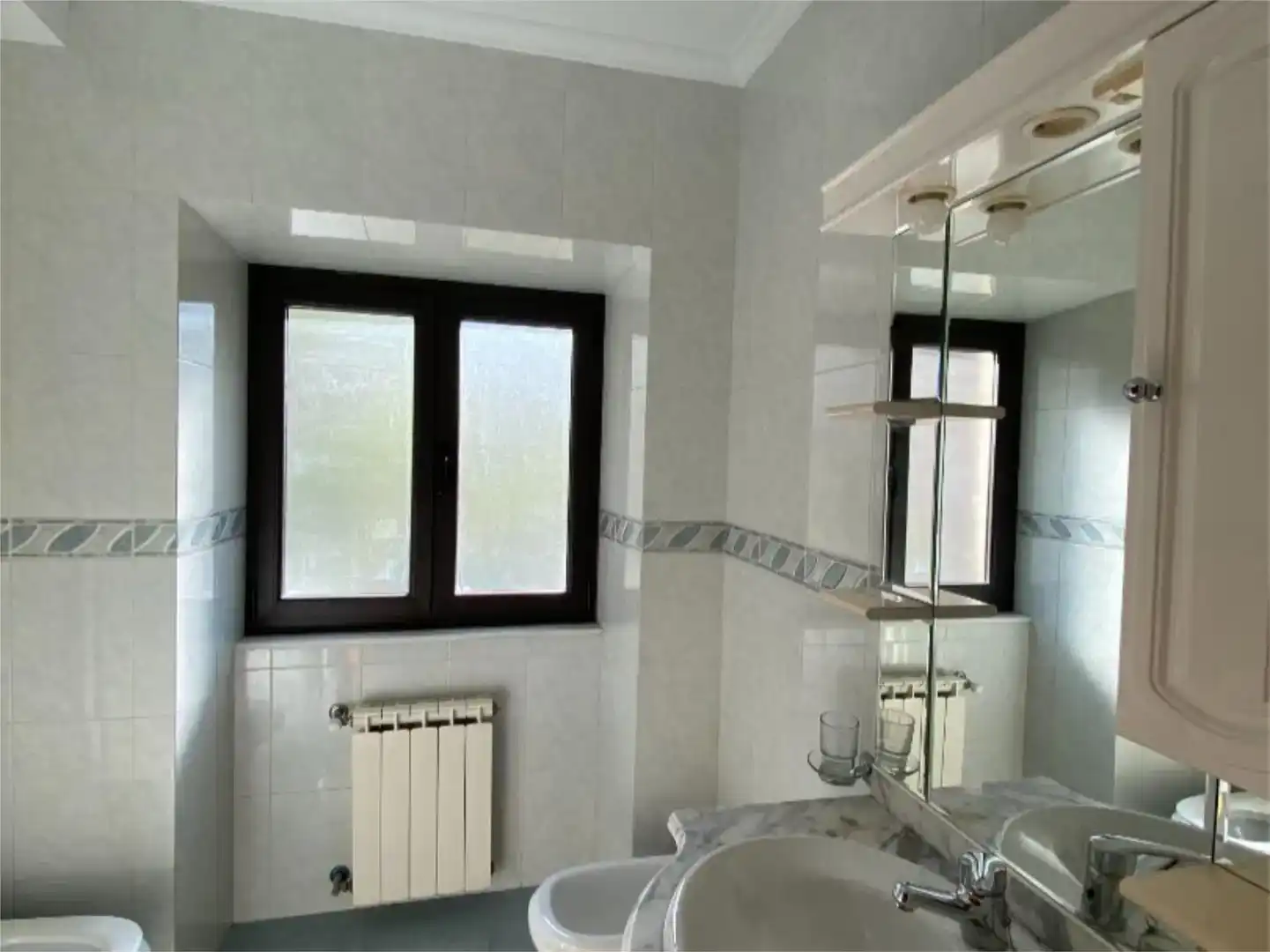 Bathroom of Flat for rent in Vigo 