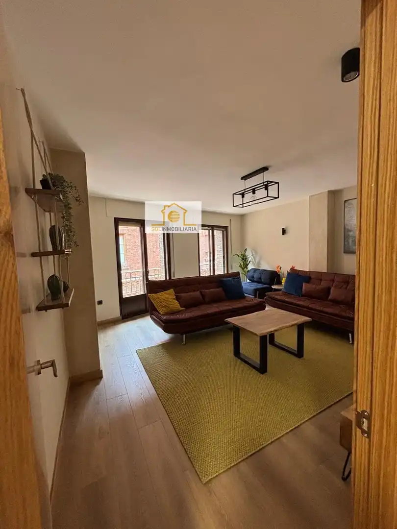 Sala d'estar de Pis en venda en León Capital  amb Calefacció, Parquet i TV