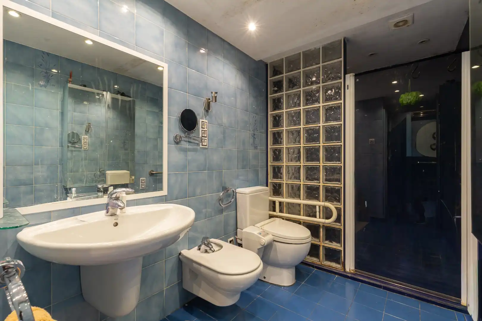 Badezimmer von Einfamilien-Reihenhaus zum Verkauf in Barcelona mit Terrasse und Abstellraum