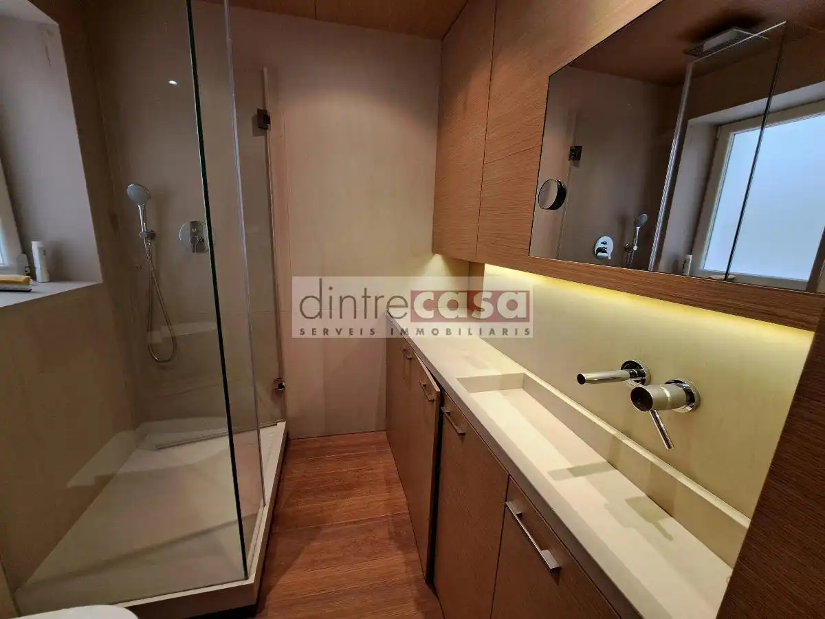 Badezimmer von Loft zum Verkauf in Barcelona mit Heizung und Ofen