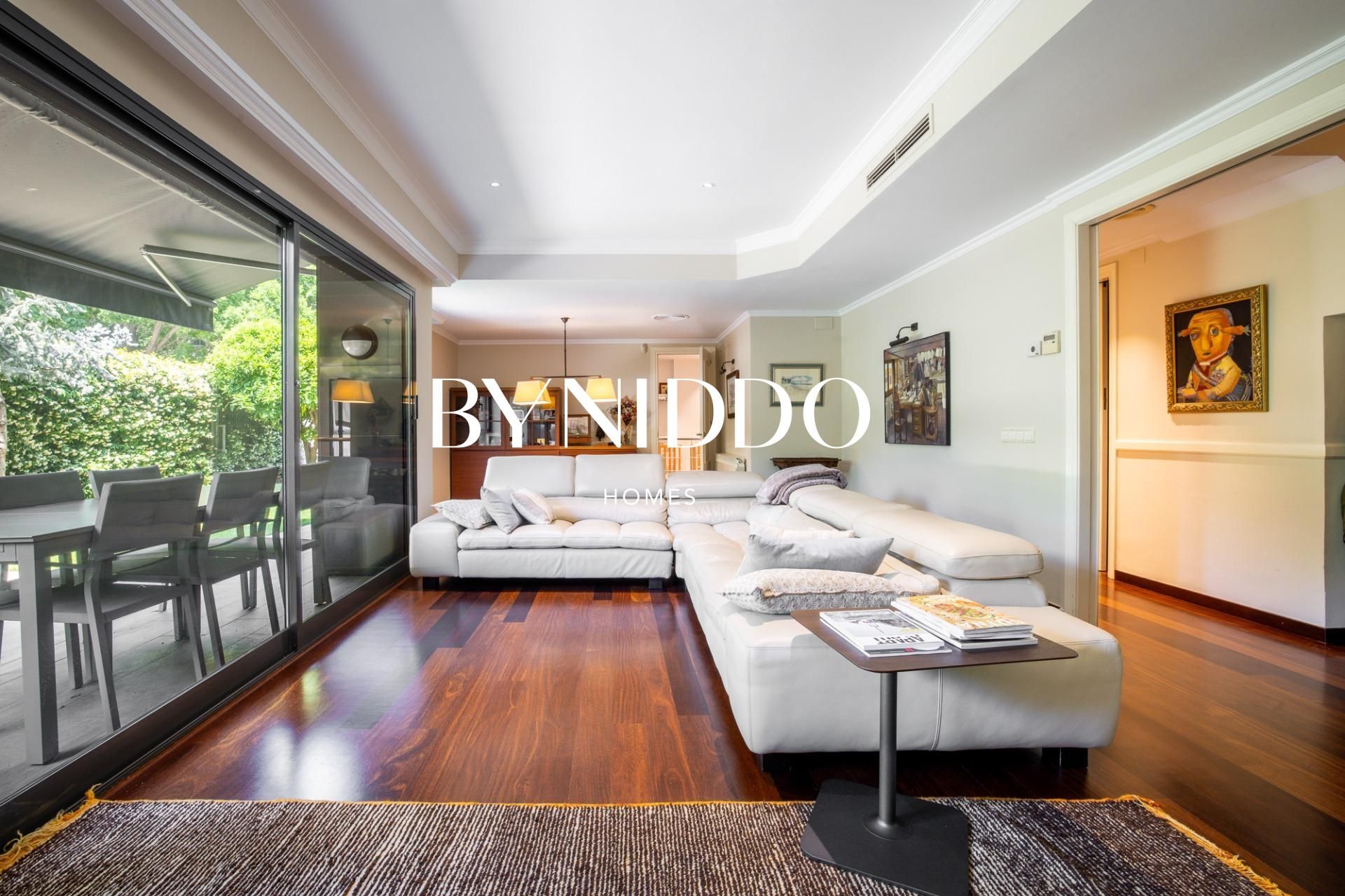 Sala d'estar de Planta baixa en venda en Sant Cugat del Vallès amb Aire condicionat, Calefacció i Jardí privat