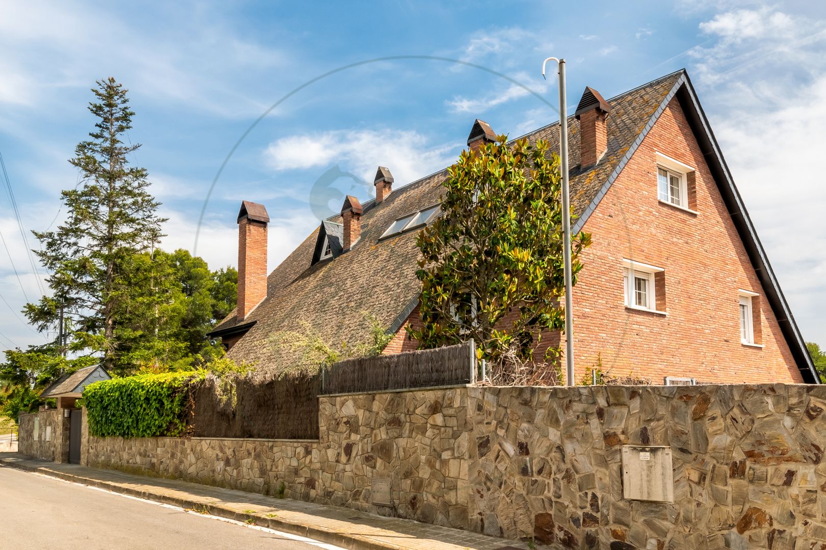 Vista exterior de Casa o xalet en venda en Sant Cugat del Vallès amb Aire condicionat, Calefacció i Jardí privat