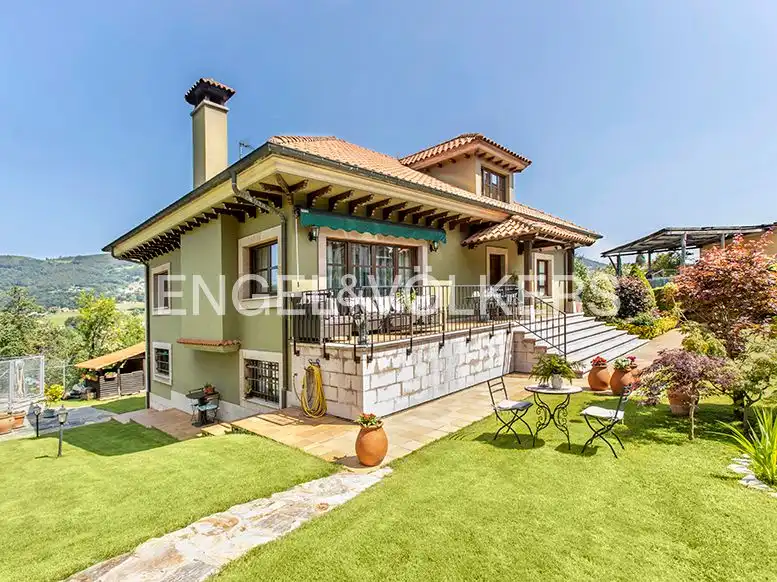 Vista exterior de Casa o xalet en venda en Oviedo  amb Calefacció, Jardí privat i Terrassa