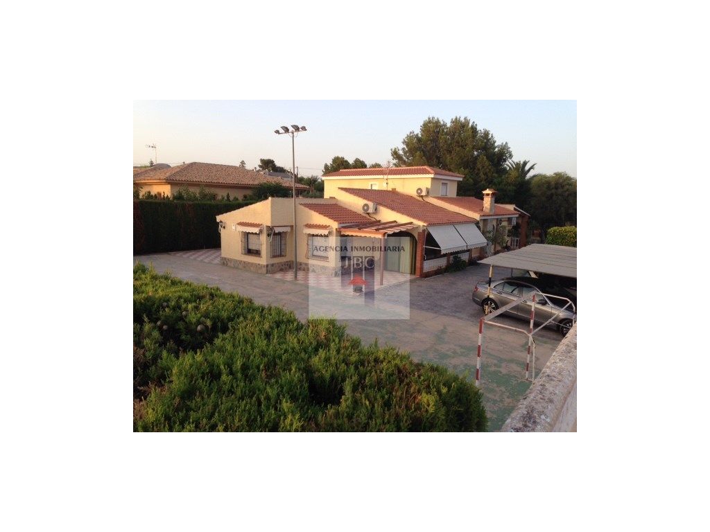 Vista exterior de Casa o chalet en venta en San Vicente del Raspeig / Sant Vicent del Raspeig con Aire acondicionado, Terraza y Piscina