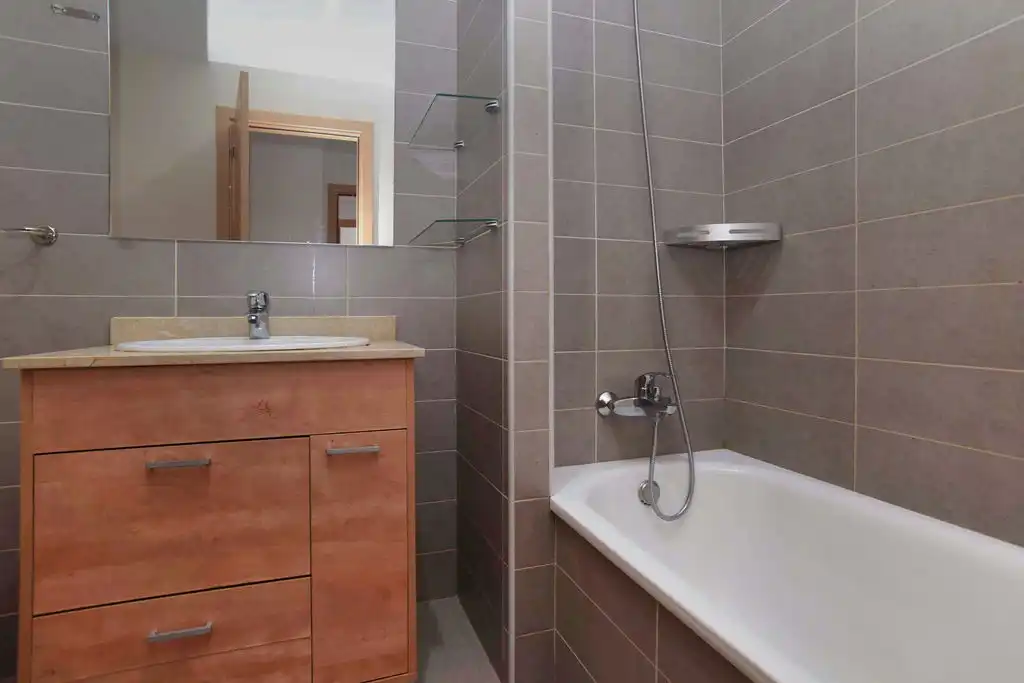 Baño de Piso en venta en Ripollet con Calefacción y Piscina