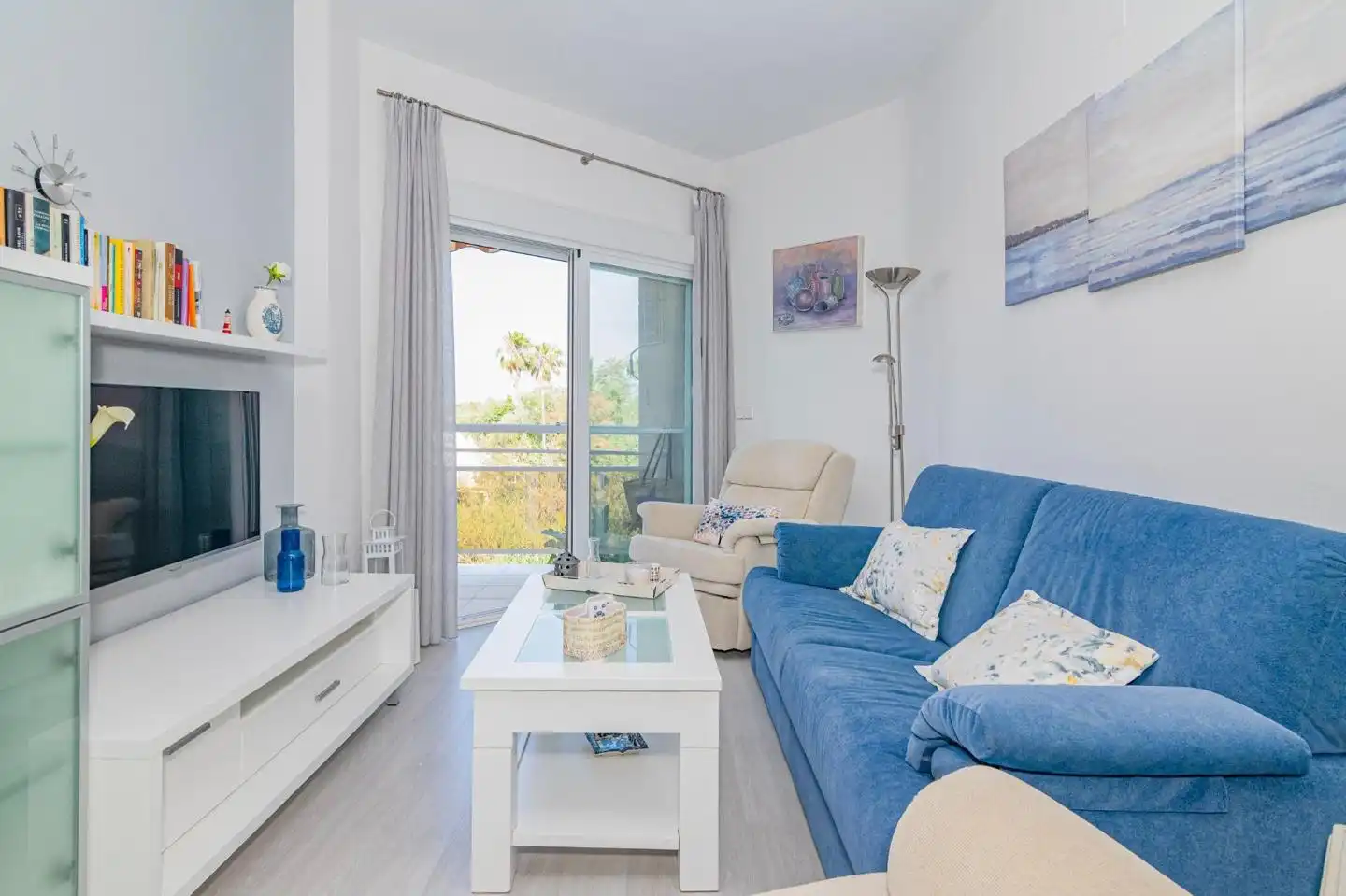 Sala de estar de Piso en venta en Motril con Terraza y Piscina comunitaria