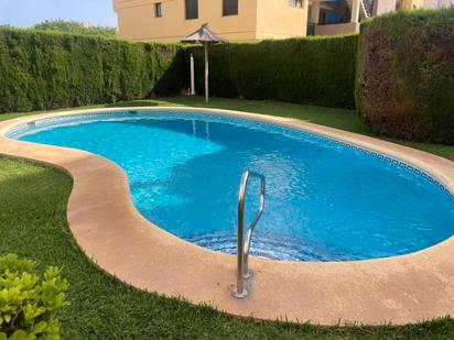 Piscina de Apartament en venda en Guardamar de la Safor amb Aire condicionat, Jardí privat i Terrassa