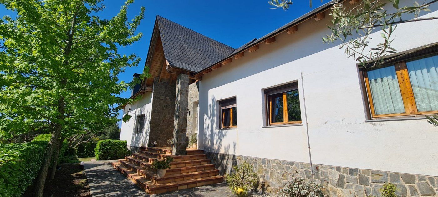 Vista exterior de Casa o xalet en venda en Castellar del Vallès amb Aire condicionat, Calefacció i Jardí privat