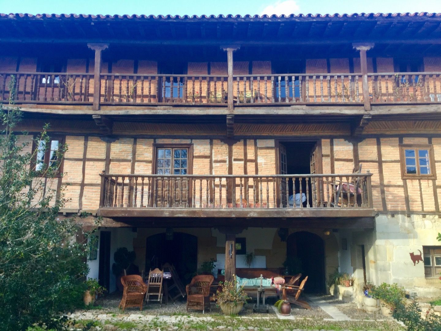 Vista exterior de Casa o xalet en venda en Reocín amb Parquet, Terrassa i Piscina