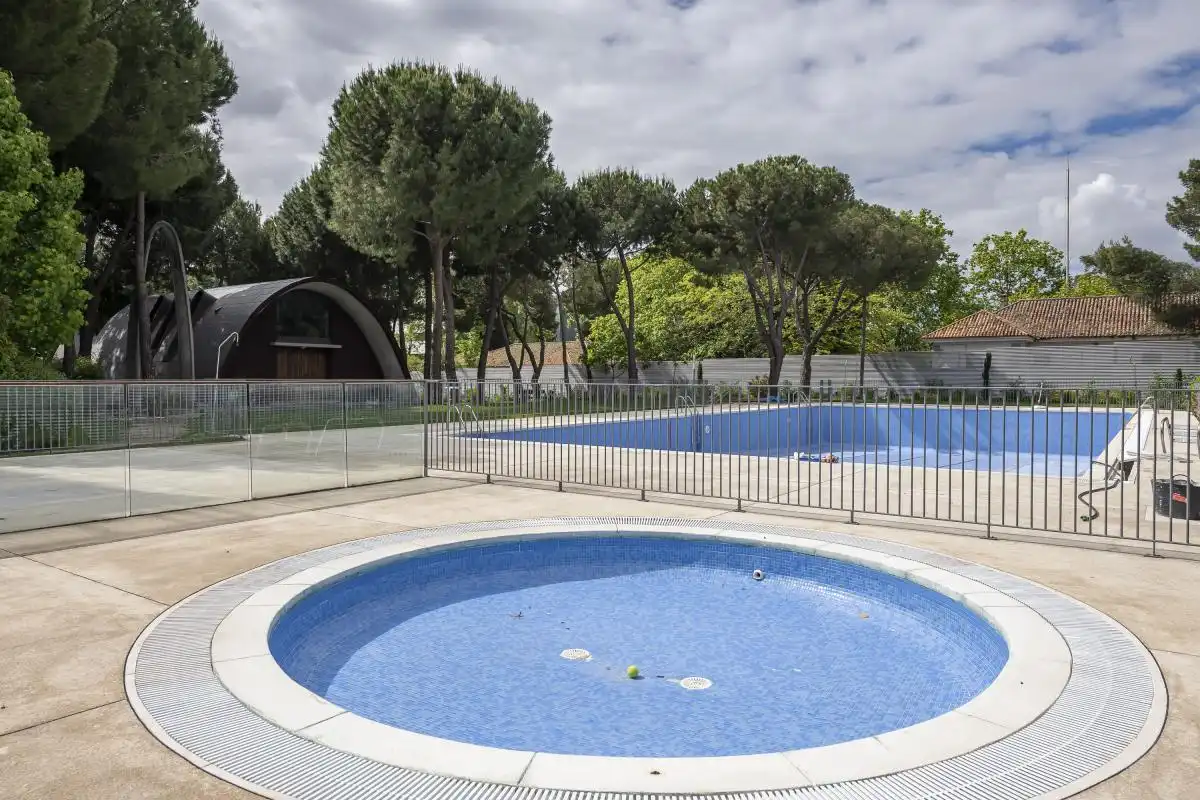 Piscina de Àtic en venda en Majadahonda amb Aire condicionat, Calefacció i Jardí privat