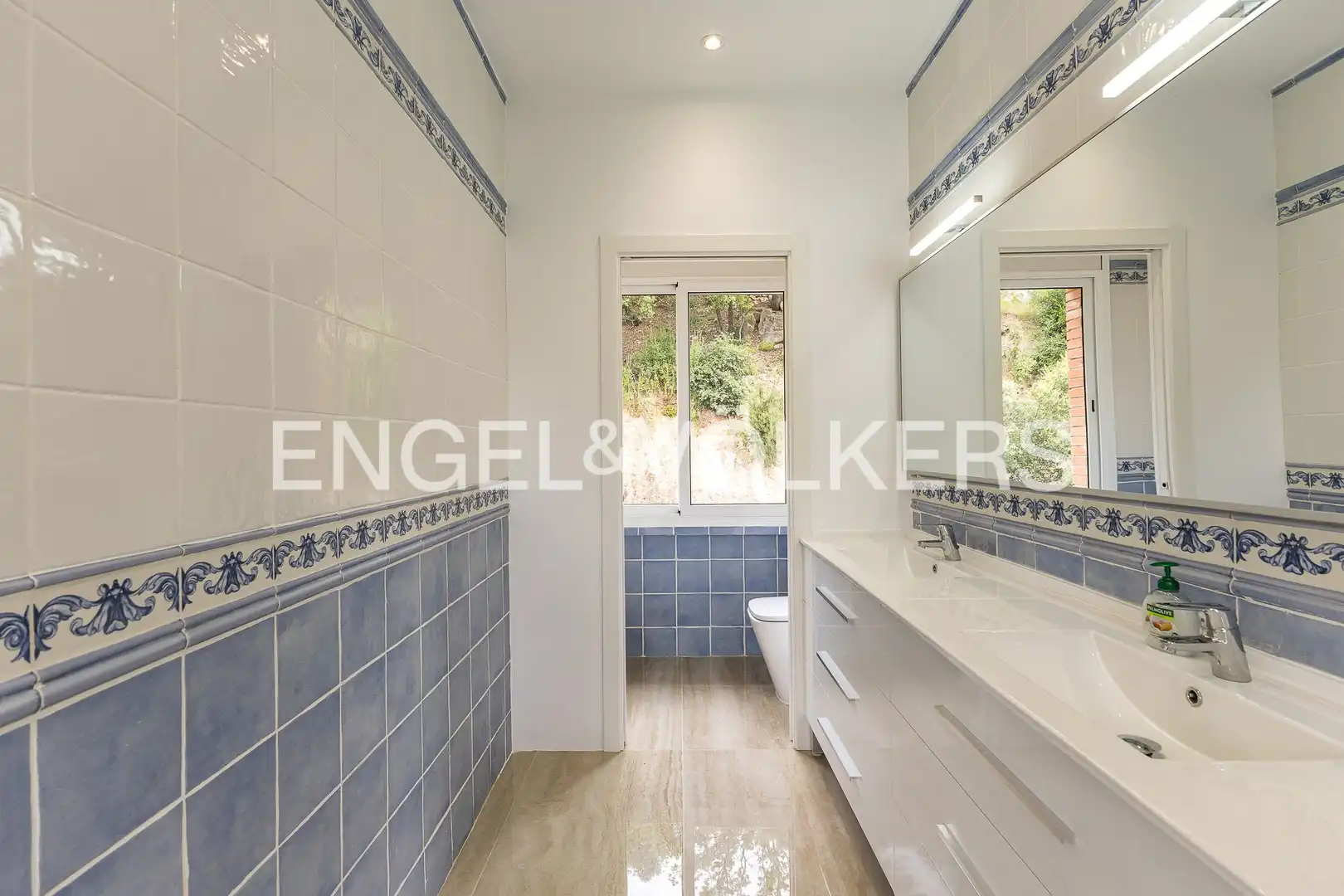 Baño de Casa o chalet de alquiler en Corbera de Llobregat con Aire acondicionado, Calefacción y Jardín privado