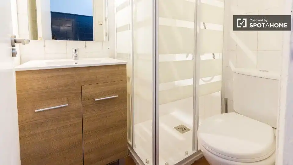 Badezimmer von Wohnung zur untervermieten in Madrid mit Klimaanlage und Terrasse