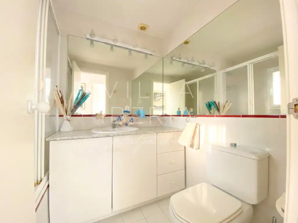 Badezimmer von Einfamilien-Reihenhaus zum Verkauf in Castell d'Aro, Platja d'Aro i s'Agaró mit Gemeinschaftspool