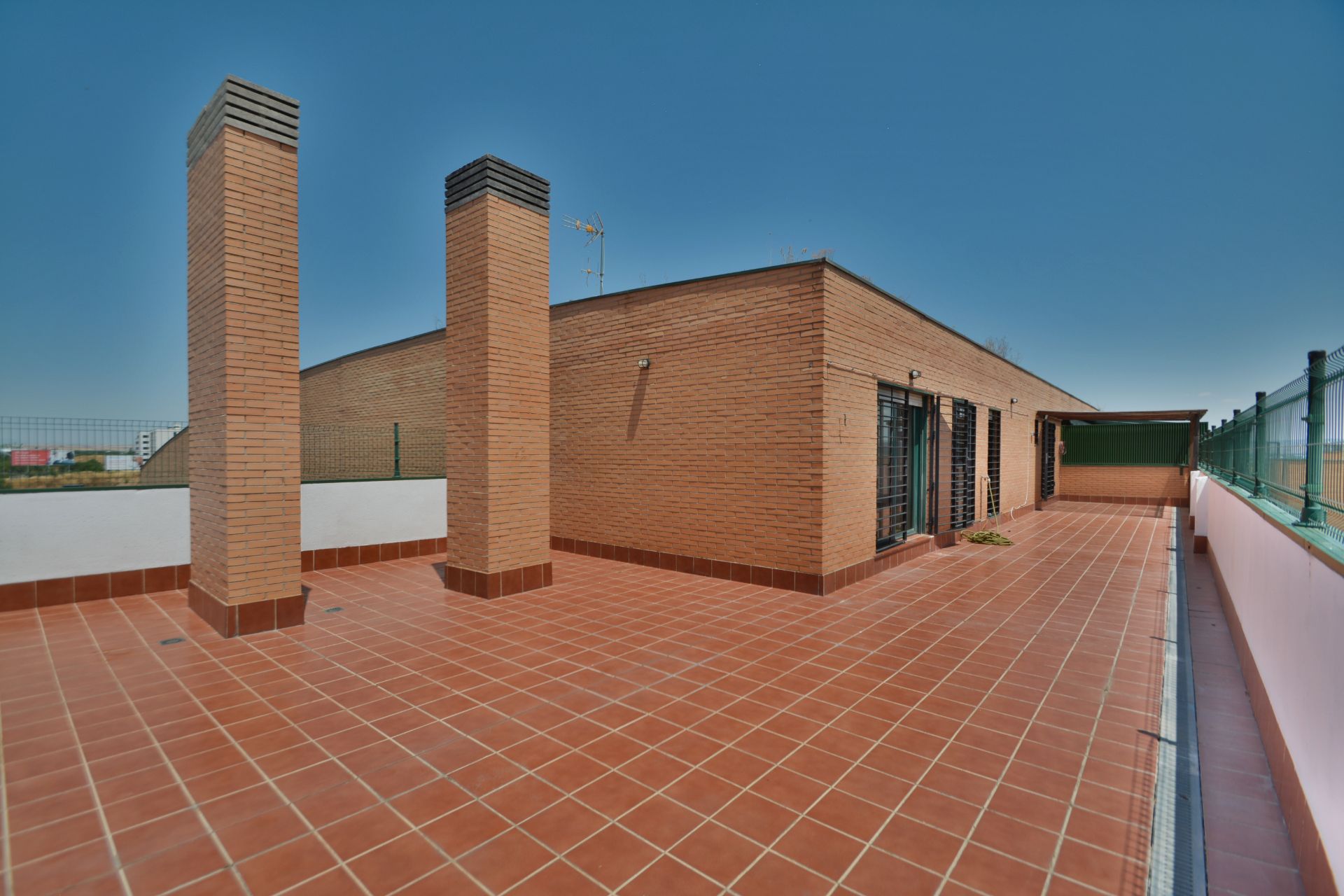 Exterior view of Attic to rent in Torrejón de Ardoz  with Air Conditioner, Heating and Private garden