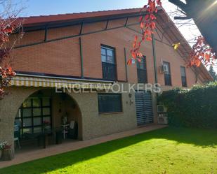 Vista exterior de Casa adosada en venda en Villanueva de la Cañada amb Aire condicionat, Calefacció i Jardí privat