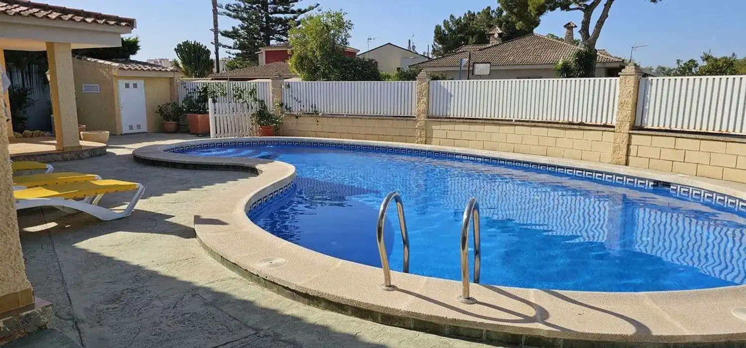 Piscina de Casa o xalet en venda en Orihuela amb Aire condicionat, Jardí privat i Terrassa
