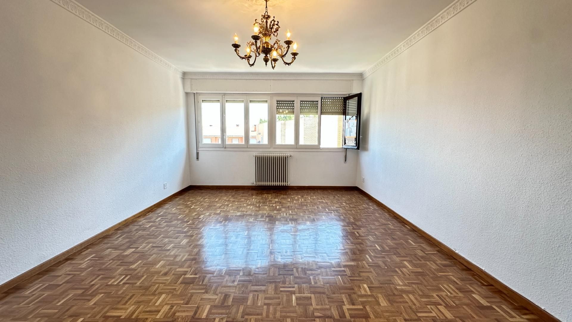 Sala d'estar de Pis en venda en Soria Capital  amb Calefacció, Parquet i Traster