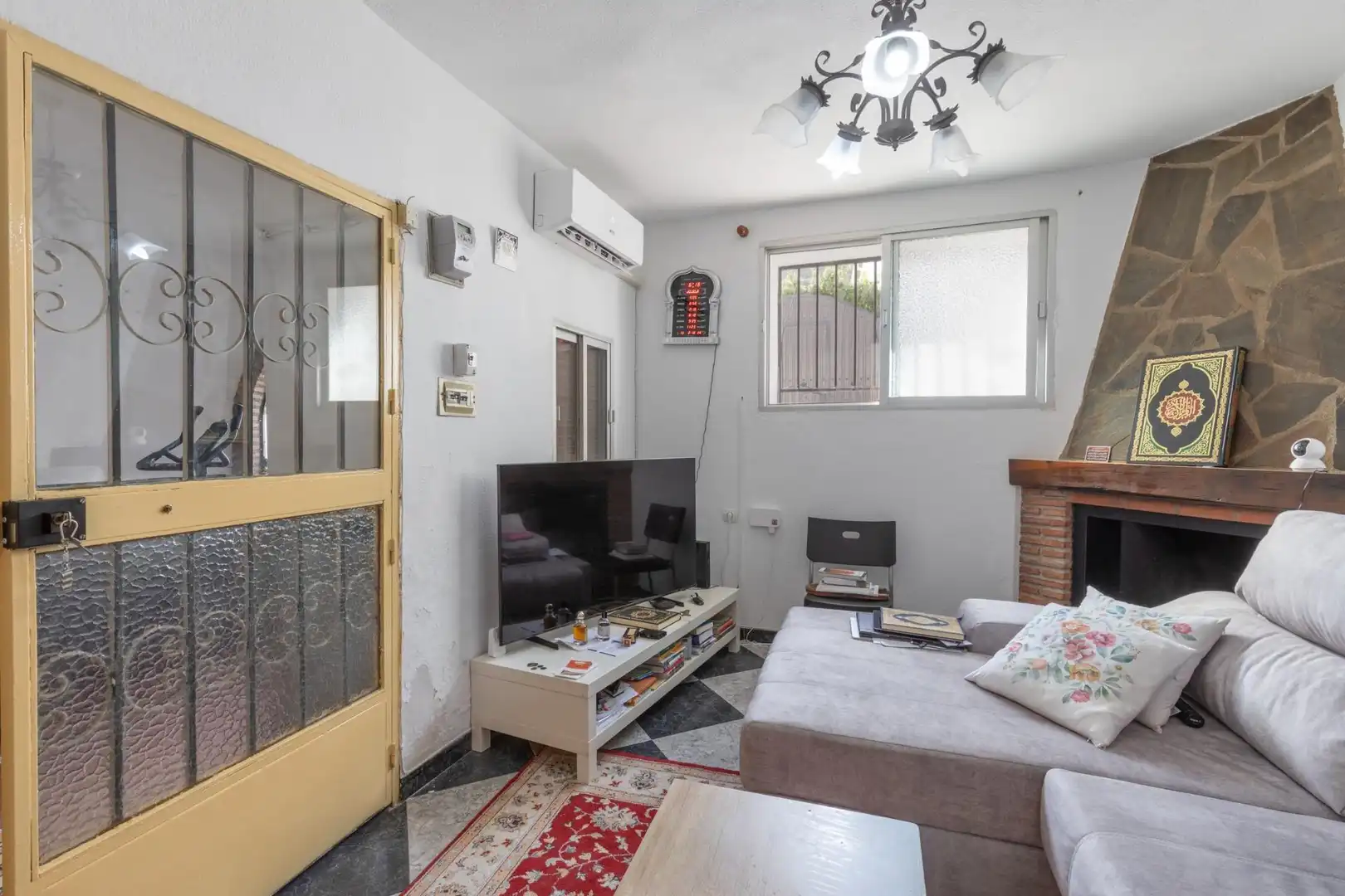 Sala d'estar de Casa adosada en venda en Monachil amb Aire condicionat, Terrassa i Alarma