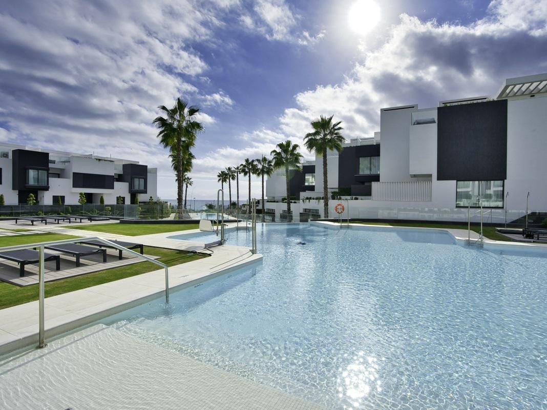 Piscina de Casa adosada en venta en Estepona con Aire acondicionado, Calefacción y Terraza