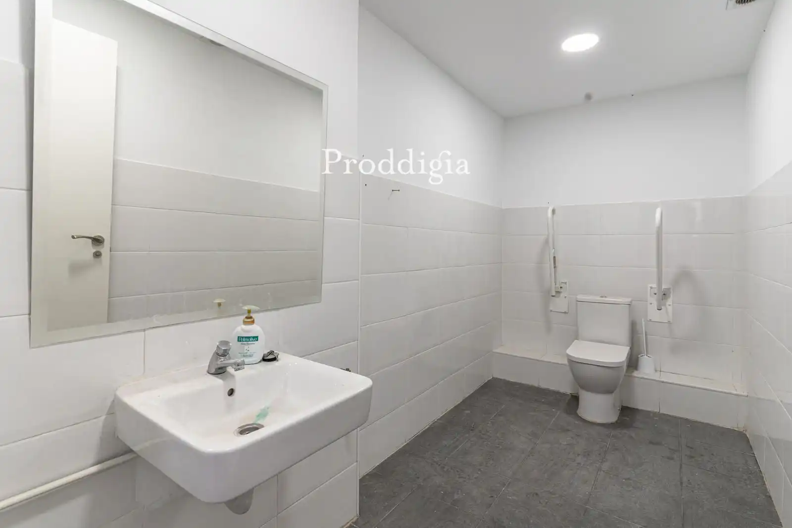 Bathroom of Office for sale in Barcelona  with Air Conditioner